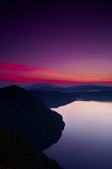 夜明けの摩周湖第三展望台からの風景。北海道
Abstract landscape in contrast of twilight sky colors and mountain silhouettes. Lake Mashu, Hokkaido, Japan.