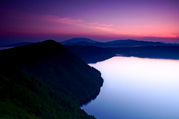 夜明けの摩周湖第三展望台からの風景。北海道
Abstract landscape in contrast of twilight sky colors and mountain silhouettes. Lake Mashu, Hokkaido, Japan.