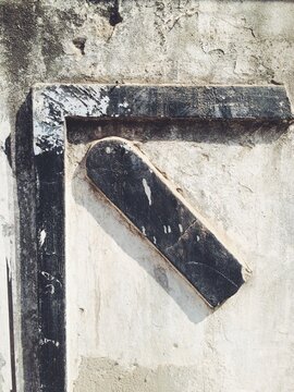 Upward arround sign on a wall.