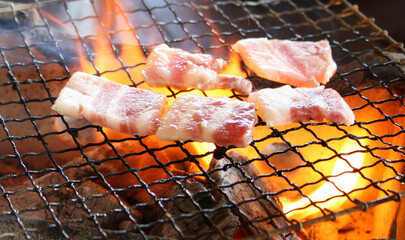 七輪　やきにく　炭火　焼き肉　豚バラ