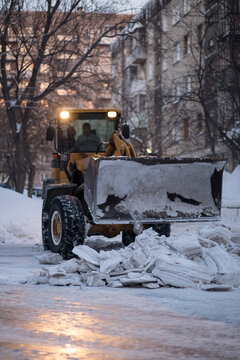 Clearing the road from snow