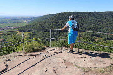 Fototapeta na wymiar Mountainbiker auf der Aussichtsplattform der Burgruine Neukastel oberhalb von Leinsweiler, Landkreis Südliche Weinstraße, Rheinland-Pfalz (Model released)