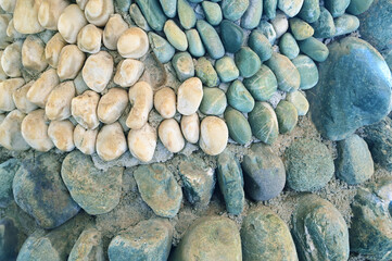 たくさんの石がぎっしり埋められた壁