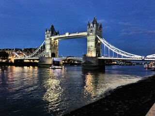 Fototapeta na wymiar Tower Bridge in the evening