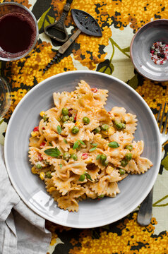Colourful pasta salad with vegetables