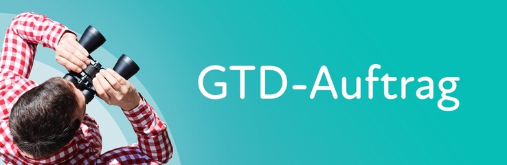 Fototapeta premium GTD-Auftrag. Mann bei Beobachtung mit Fernglas. Fokus auf Text/Wort. Panorama Format. Hintergrund blau/türkis.