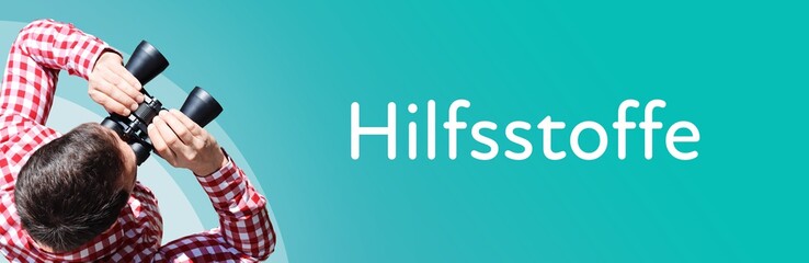 Fototapeta premium Hilfsstoffe. Mann bei Beobachtung mit Fernglas. Fokus auf Text/Wort. Panorama Format. Hintergrund blau/türkis.