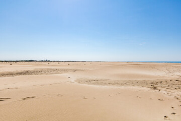 Paysage de dunes de sable à la pointe de l'Espiguette sur la côte méditerranéenne (Occitanie, France)