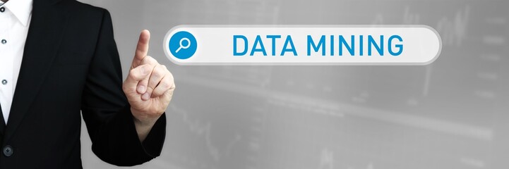 Data Mining. Mann zeigt mit Finger auf Suchfeld im Internet-Browser. Wort/Text (blau) in der Suche.