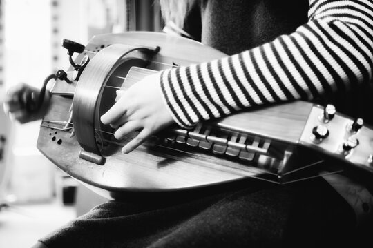 making music on a hurdy-gurdy