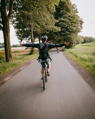 Freihändig fahrender Radfahrer genießt die Freiheit
