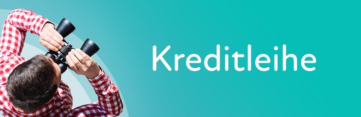 Kreditleihe. Mann bei Beobachtung mit Fernglas. Fokus auf Text/Wort. Panorama Format. Hintergrund...