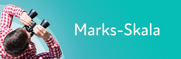 Fototapeta premium Marks-Skala. Mann bei Beobachtung mit Fernglas. Fokus auf Text/Wort. Panorama Format. Hintergrund blau/türkis.