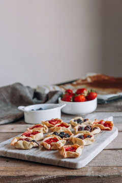 Mini galletes with blueberries and strawberries