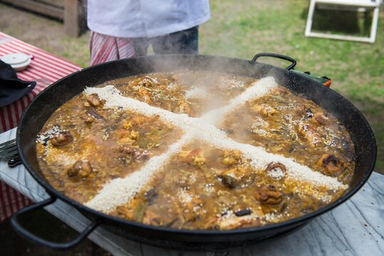 Cooking spanish paella