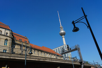 Berliner Fernsehturm mit Landgericht Littenstrasse aus der Froschperspektive an einem sonnigen Sommertag © dL