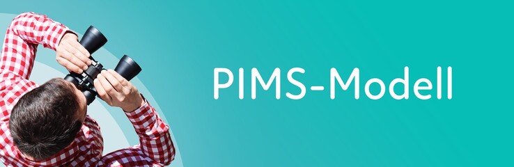 Naklejka premium PIMS-Modell. Mann bei Beobachtung mit Fernglas. Fokus auf Text/Wort. Panorama Format. Hintergrund blau/türkis.