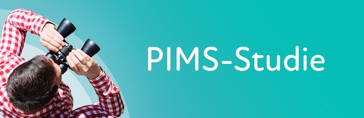Naklejka premium PIMS-Studie. Mann bei Beobachtung mit Fernglas. Fokus auf Text/Wort. Panorama Format. Hintergrund blau/türkis.