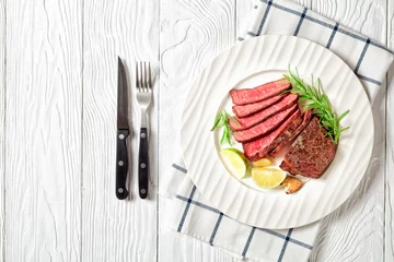 Foto auf Alu-Dibond Cooked beef striploin steak pan-fried and sliced © myviewpoint