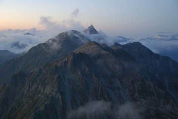 Obraz premium Mt. Yarigatake in the sea of clouds @Japan Alps / 雲海に浮かぶ北アルプス 槍ヶ岳の夕暮れ（日本百名山）