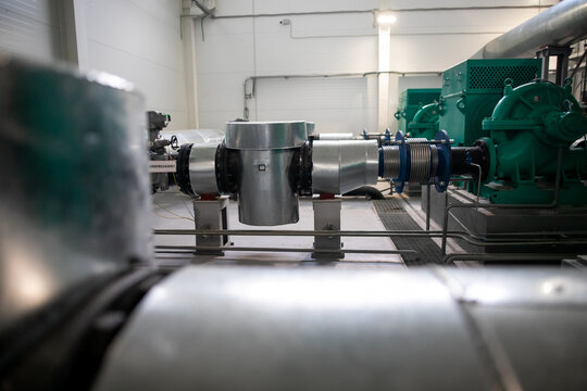 Pump station with inline centrifugal pumps