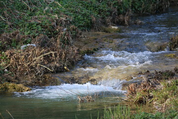 cascate in un piccolo fiume