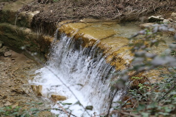 cascate in un piccolo fiume