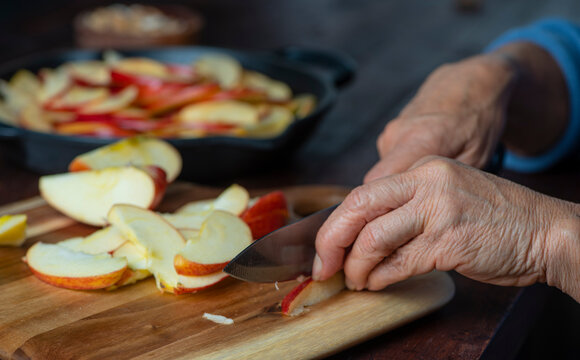 Manzanas cortadas rodajas fruta receta casera dulce manos mujer mexicana latina