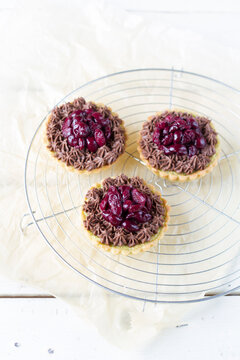 Tartlets with chocolate cream and sour cherry