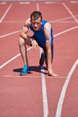 Obraz premium Adaptive athlete with prosthetic foot at the start of running track