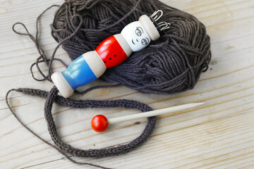 Mit einem Strickliesel ein einfaches Band stricken. Arbeiten mit den Händen als Übung für die...