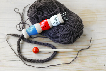 Mit einem Strickliesel ein einfaches Band stricken. Arbeiten mit den Händen als Übung für die...