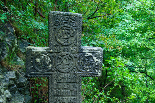 Cruz junto a la capilla del Corazón de la reina María. Cruz cristiana de piedra con motivos religiosos situado cerca del castillo de Bran en Rumanía.