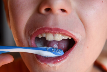 lavarsi i denti dentista dentifricio spazzolino denti cura denti bambini 