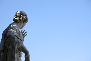 Antike Statue von einer Frau mit 