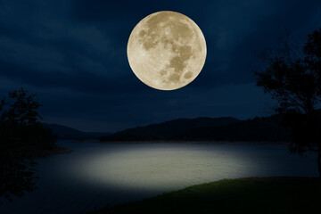 Fototapeta na wymiar full moon over the lake at night.