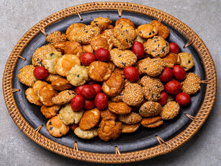 Tasty asian vegetarian appetizer, crunchy rice en peanuts snacks from Japan