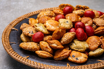 Tasty asian vegetarian appetizer, crunchy rice en peanuts snacks from Japan