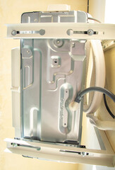 Caja del ventilador de un aire acondicionado soportado por escuadras resistentes al peso.