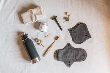 Conjunto de productos reutilizables como una botella, compresas de tela, cepillo de dientes de...