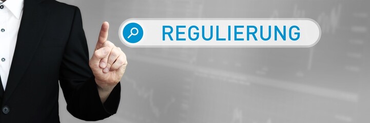 Regulierung. Mann zeigt mit Finger auf Suchfeld im Internet-Browser. Wort/Text (blau) in der Suche.
