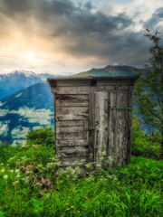 Einsame Holzhütte auf der Almwiese in Tirol