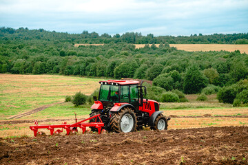 Obraz premium Agricultural tractor plowing the field