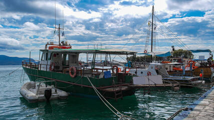 Fototapeta na wymiar Schiffe und Boote in einem kleinen Hafen auf der Insel Samos