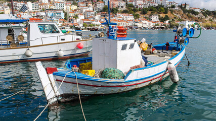 Fototapeta na wymiar Schiffe und Boote in einem kleinen Hafen auf der Insel Samos