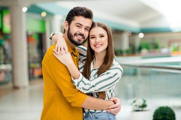 Obraz premium Portrait of his he her she nice attractive lovely charming tender sweet dreamy cheerful cheery couple dating meeting embracing in downtown building spending vacation