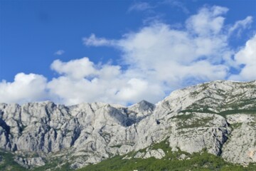 Fototapeta na wymiar Beautiful mountain landscape with white clouds