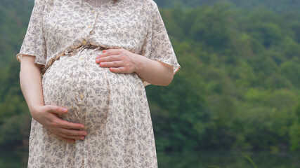 大きいお腹を撫でる妊婦さん