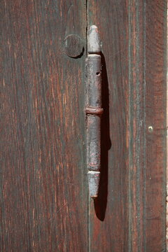 Scharnier aus Metall an einer alten braunen holzt&uuml;r, Deutschland, Europa