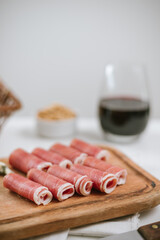 jamón crudo en tabla con queso azul y vino tinto
